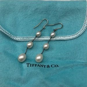 Elsa Peretti Pearl by the yard earrings SS ear hooks.